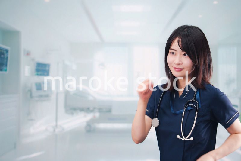 病院で忙しく働く女性のドクター