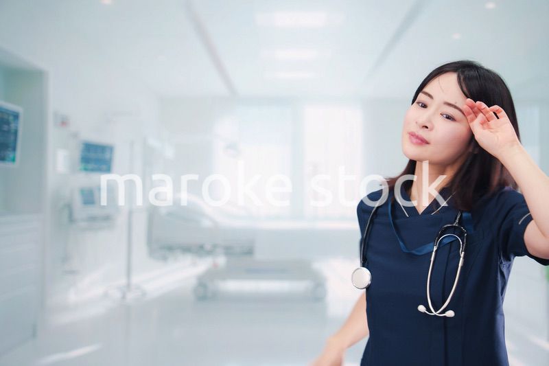 病院で忙しく働く女性のドクター