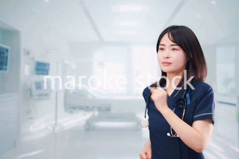 病院で忙しく働く女性のドクター