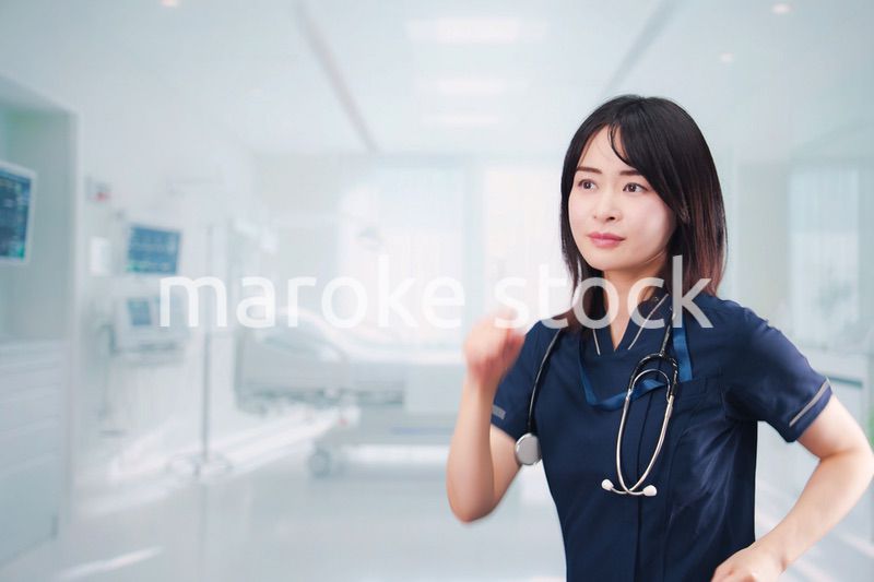 病院で忙しく働く女性のドクター