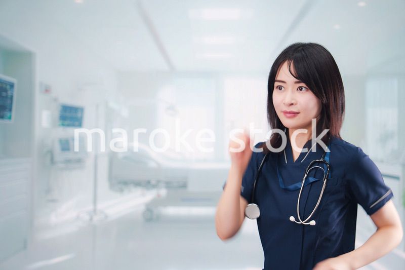 病院で忙しく働く女性のドクター