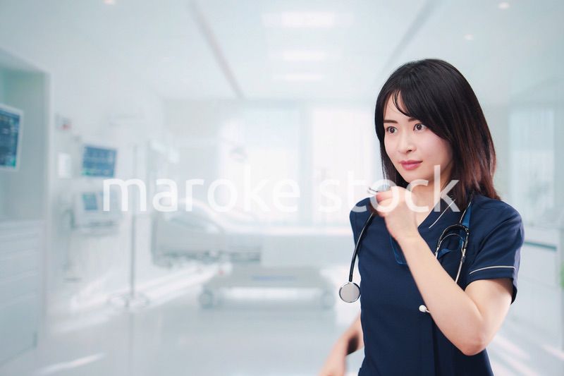 病院で忙しく働く女性のドクター