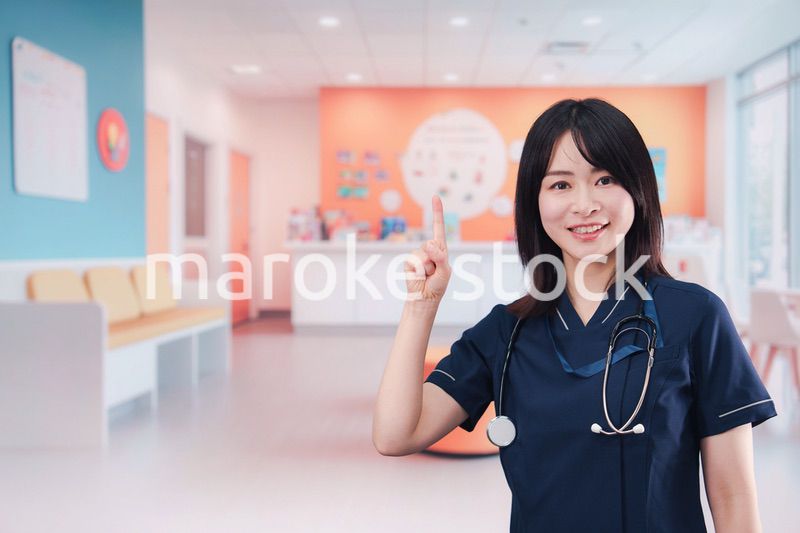 小児科のクリニックで働く若い女性