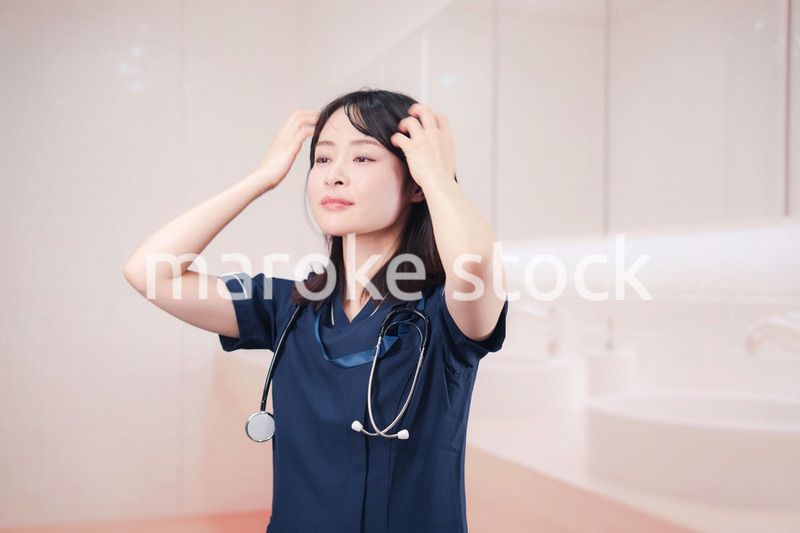 化粧室で身だしなみを整える医療従事者の女性