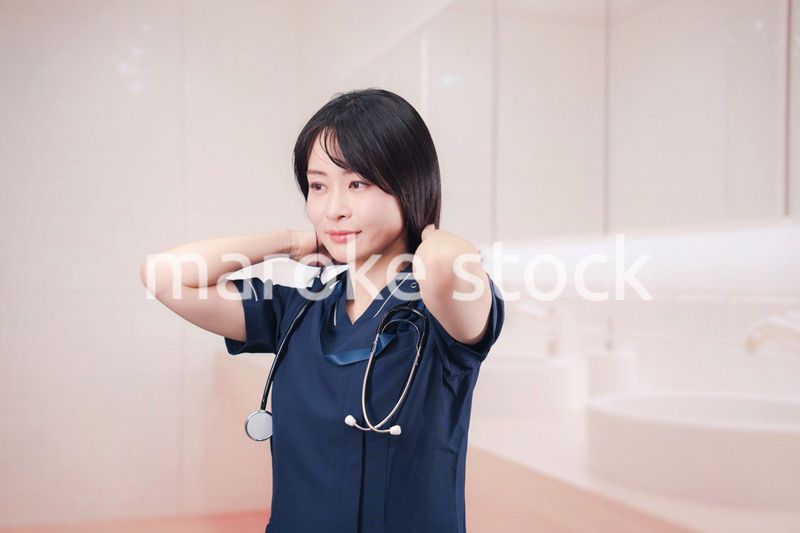 化粧室で身だしなみを整える医療従事者の女性
