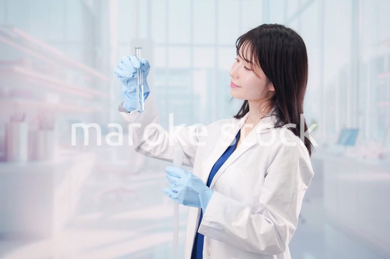 白衣を着て実験をする女性の研究者