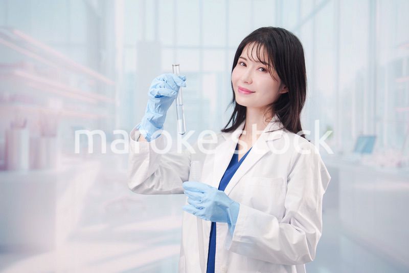 白衣を着て実験をする女性の研究者