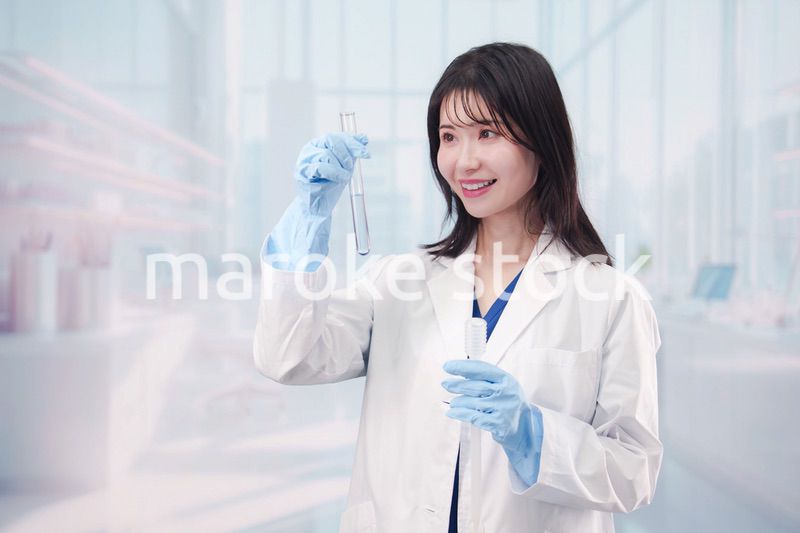 白衣を着て実験をする女性の研究者