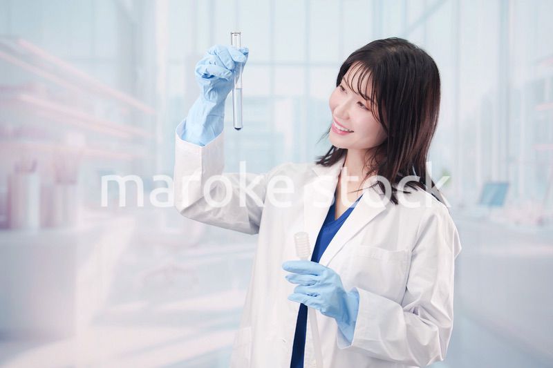 白衣を着て実験をする女性の研究者