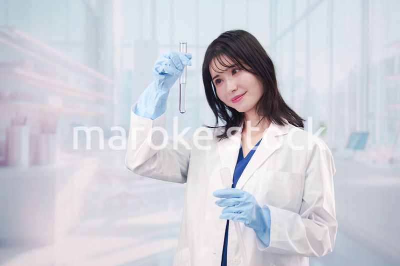 白衣を着て実験をする女性の研究者