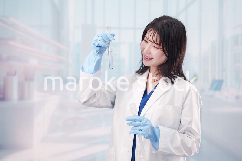 白衣を着て実験をする女性の研究者