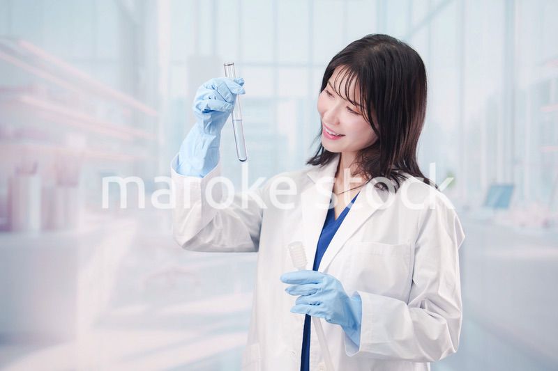 白衣を着て実験をする女性の研究者