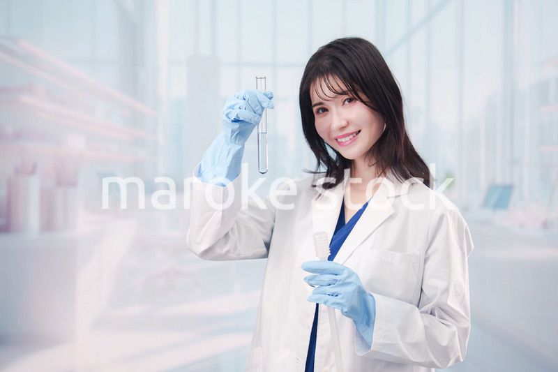 白衣を着て実験をする女性の研究者