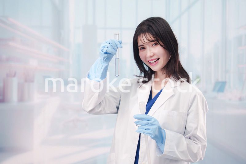 白衣を着て実験をする女性の研究者