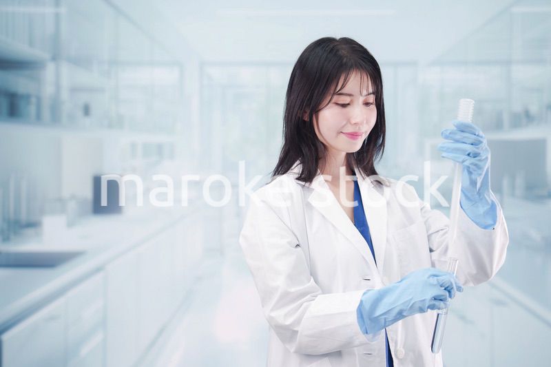 白衣を着て最先端の研究をする研究員の女性