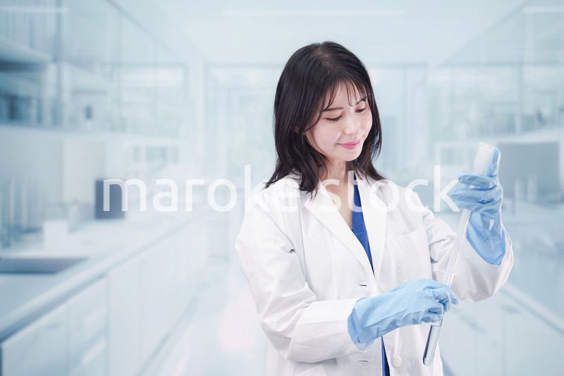 白衣を着て最先端の研究をする研究員の女性