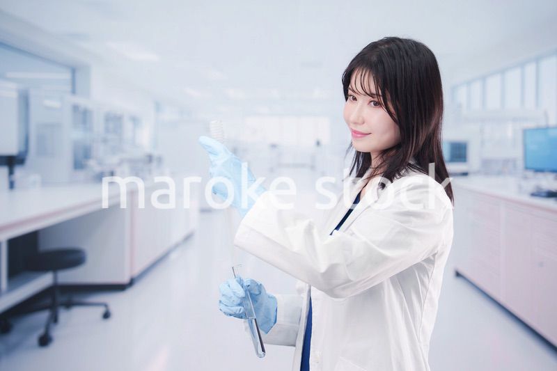 白衣を着て最先端の研究をする研究員の女性
