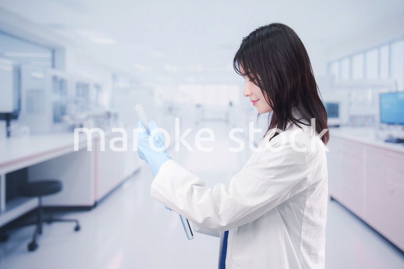 白衣を着て最先端の研究をする研究員の女性