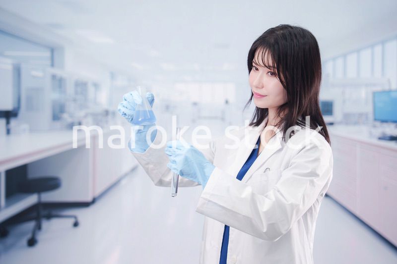 白衣を着て最先端の研究をする研究員の女性