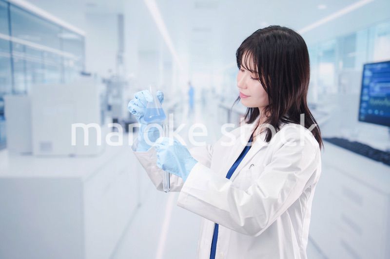 白衣を着て最先端の研究をする研究員の女性