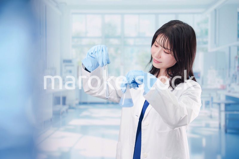実験室で研究をする女性の研究者