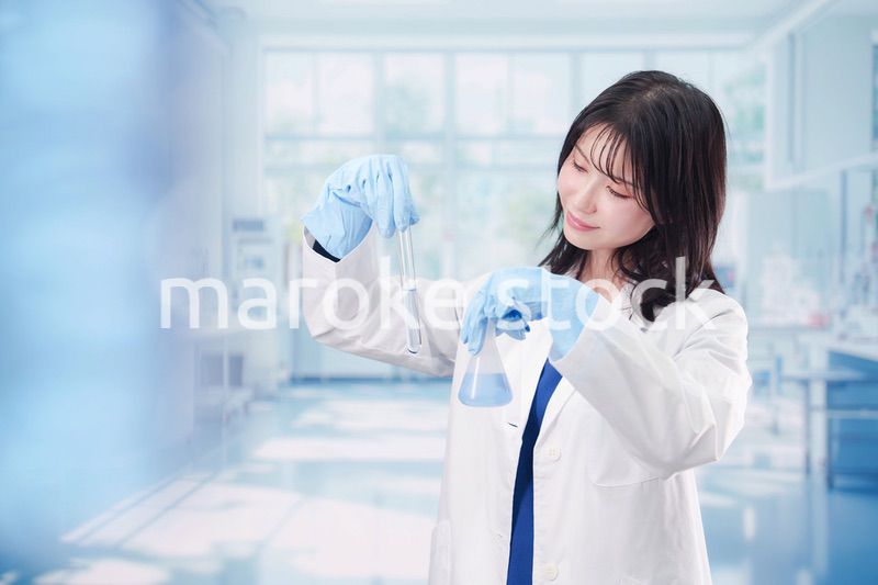 実験室で研究をする女性の研究者