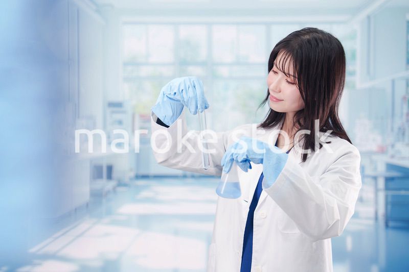 実験室で研究をする女性の研究者