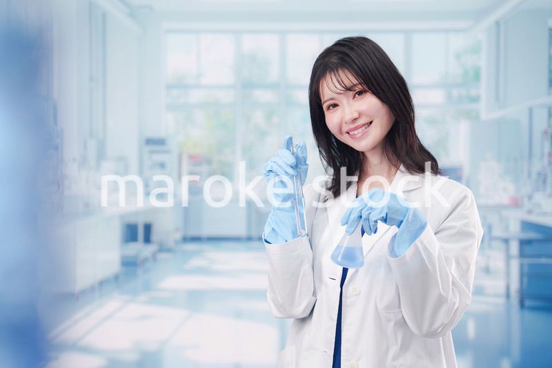 実験室で研究をする女性の研究者