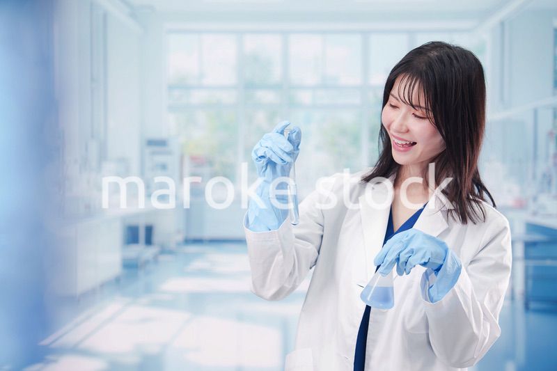 実験室で研究をする女性の研究者