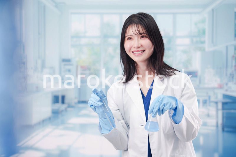 実験室で研究をする女性の研究者