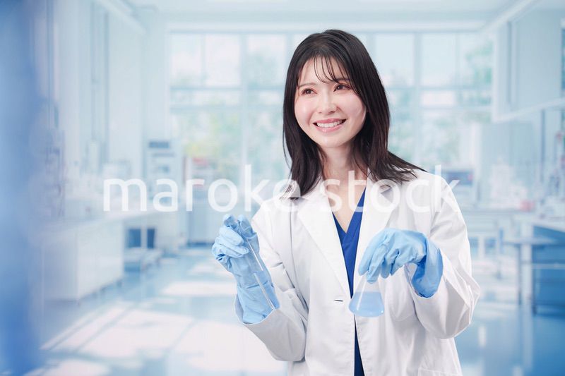 実験室で研究をする女性の研究者