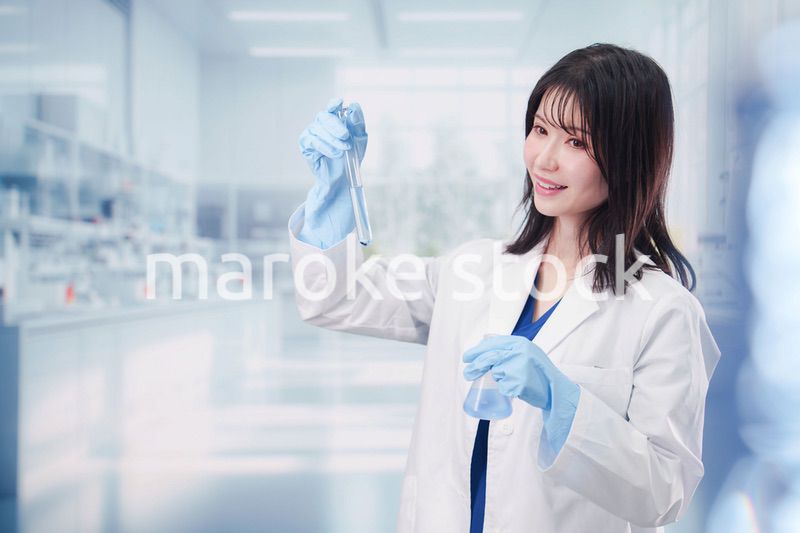 実験室で研究をする女性の研究者