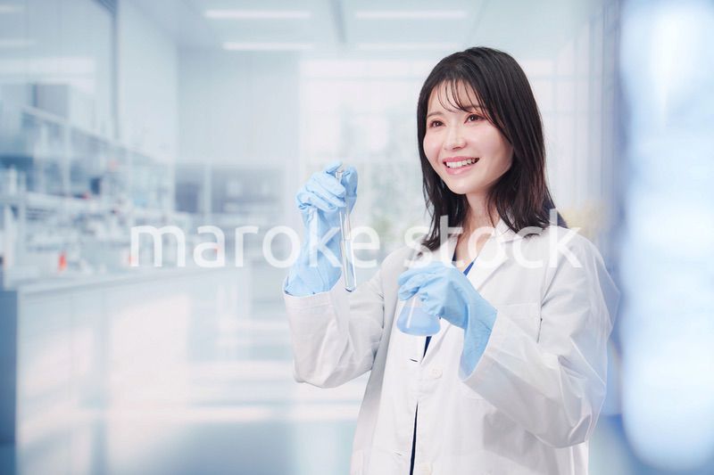 実験室で研究をする女性の研究者