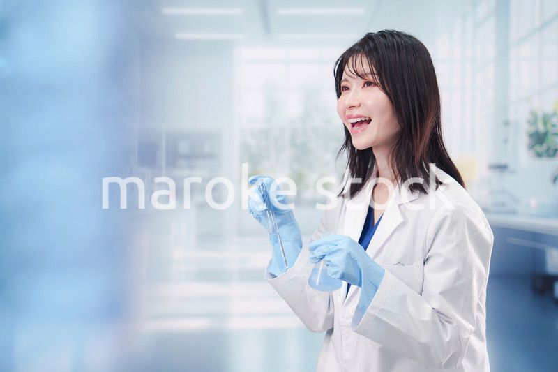 実験室で研究をする女性の研究者