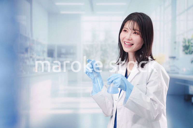 実験室で研究をする女性の研究者