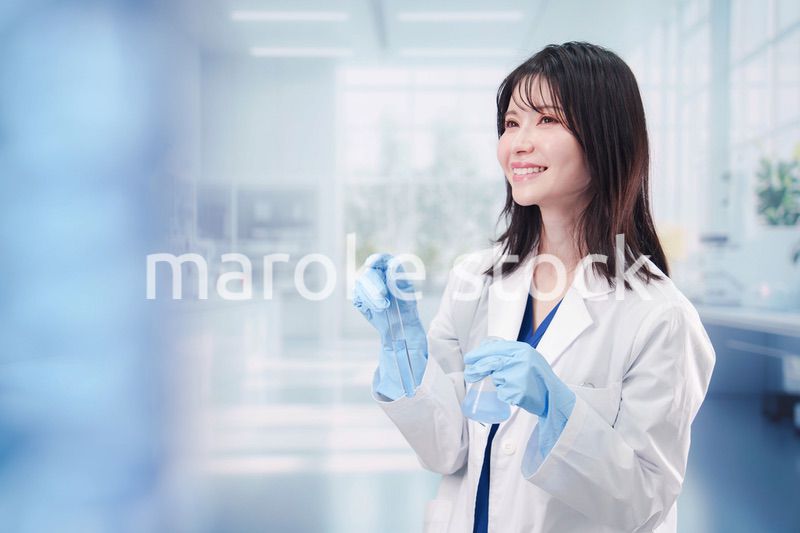 実験室で研究をする女性の研究者