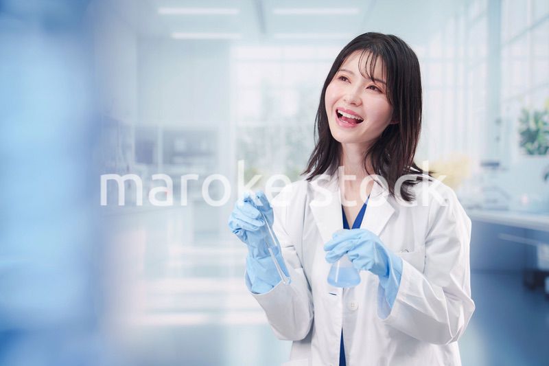 実験室で研究をする女性の研究者