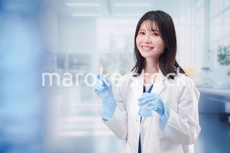 実験室で研究をする女性の研究者