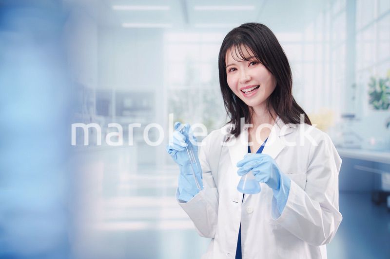 実験室で研究をする女性の研究者