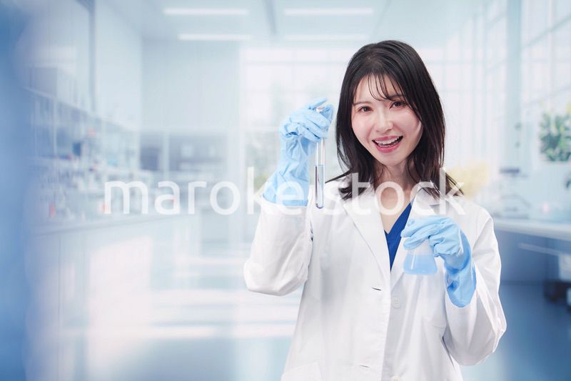 実験室で研究をする女性の研究者