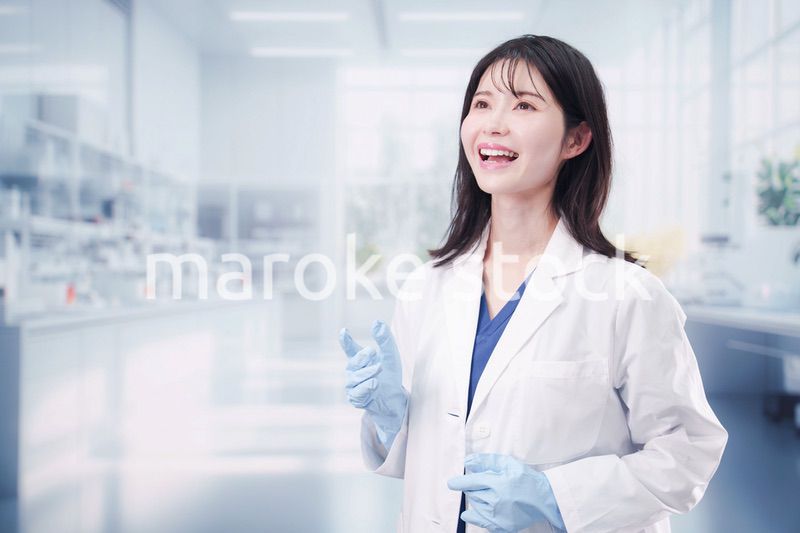 笑顔で研究をする女性