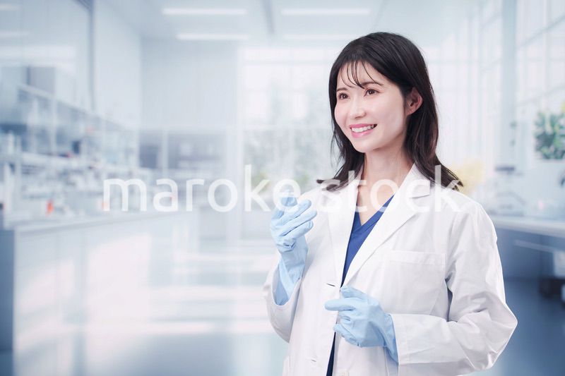 笑顔で研究をする女性