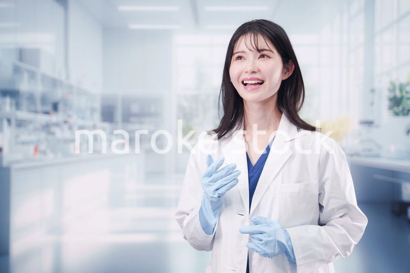 笑顔で研究をする女性