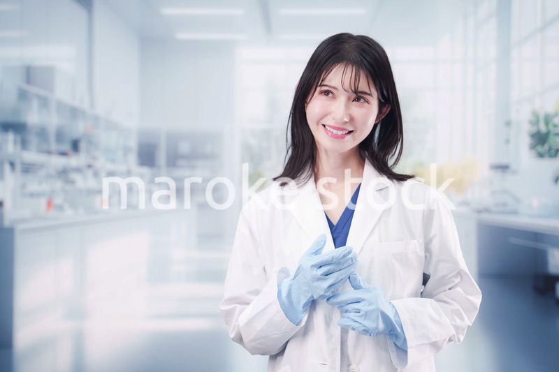 笑顔で研究をする女性