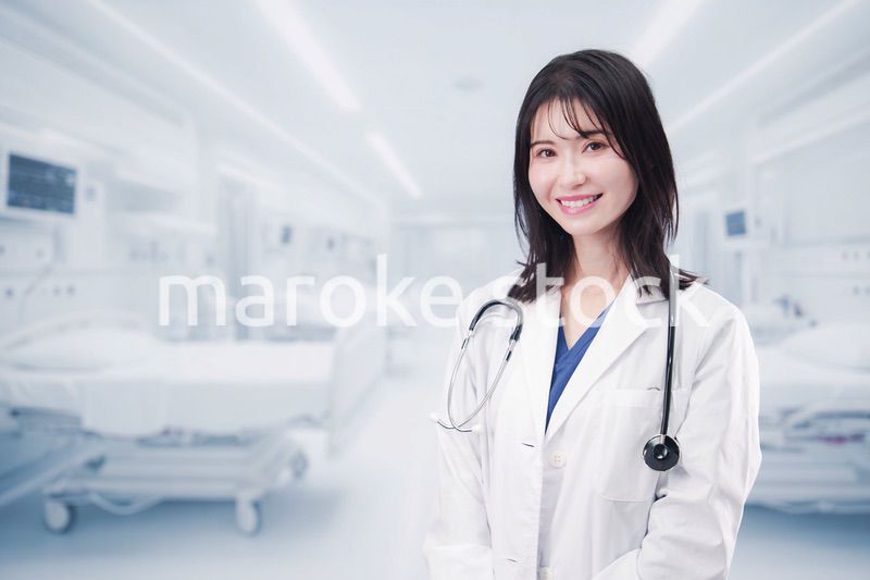 病院で生き生きと働く若い女性ドクター