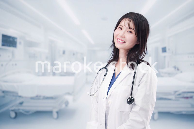 病院で生き生きと働く若い女性ドクター