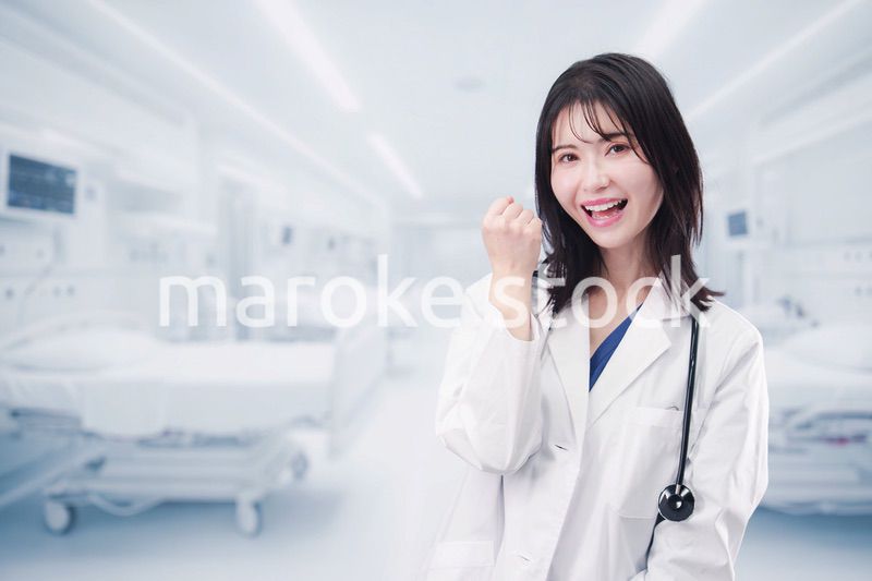 病院で生き生きと働く若い女性ドクター