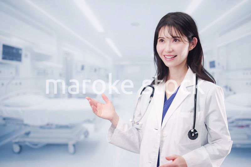 病院で患者に笑顔で説明をする女性ドクター