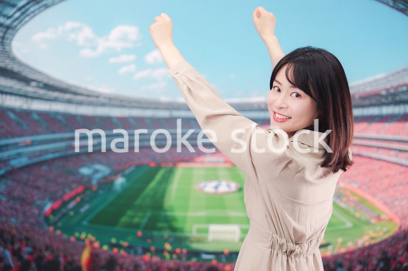 スタジアムで応援をする若い女性