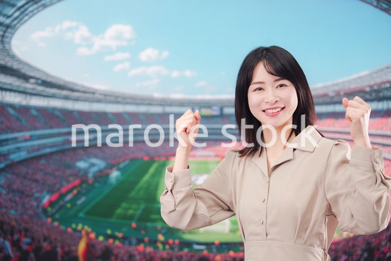 スタジアムで応援をする若い女性